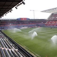 A puerta cerrada y en obras