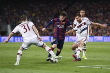 Messi jugador del Barcelona entre Bastian Schweinsteiger y Xabi Alonso jugador del Bayern Múnich