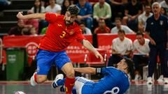 El jugador de la selección española Catela se lleva el balón ante el italiano Carmelo durante el encuentro correspondiente al segundo partido de la Ronda Élite de clasificación al Mundial 2024 disputado en el Palacio Multiusos de Guadalajara.