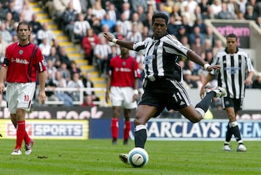 El delantero holandés, recordado en España por su paso de 6 años en el FC Barcelona, llegó en 2004 a la ciudad del nordeste de Inglaterra, tras finalizar su contrato con el club catalán. En el Newcastle United solo estuvo una temporada, en la que marcó 13 goles en 21 partidos. AL terminar la temporada, regresó a LaLiga, pero esta vez para jugar en el Valencia CF.