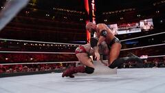 Triple H realiza el pedigree final a Batista.