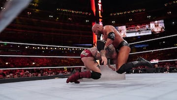 Triple H realiza el pedigree final a Batista.