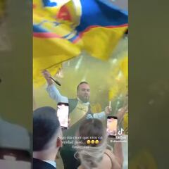 Recién casados entran a su boda con el himno del América