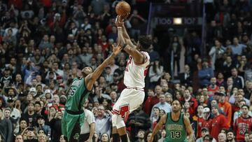 Jimmy Butler lanza sobre Marcus Smart. Los &aacute;rbitros revisaron la jugada y se&ntilde;alaron personal y dos tiros libres para el de los Bulls que acabaron con la racha de los Celtics.