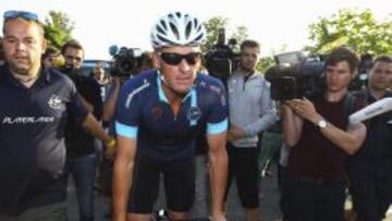 Lance Armstrong, rodeado de medios de comunicaci&oacute;n durante su participaci&oacute;n en la etapa ben&eacute;fica.