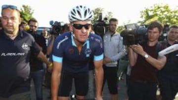 Lance Armstrong, rodeado de medios de comunicación durante su participación en la etapa benéfica.