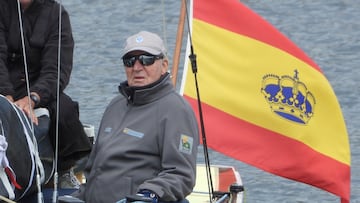 SANXENXO (PONTEVEDRA), 20/04/2023.- El rey em¨¦rito, Juan Carlos I, regresa de navegar en Sanxenxo, Pontevedra, este jueves. EFE/ Lavandeira Jr