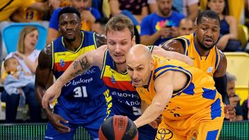 GRAF1144. LAS PALMAS DE GRAN CANARIA, 20/10/2018.- El base de Herbalife Gran Canaria, Albert Oliver (d), pelea por el bal&oacute;n ante el jugador del Morabanc Andorra, Rafa Luz, durante el partido de la quinta jornada de la Liga Endesa disputado hoy en el Gran Canaria Arena. EFE/&Aacute;ngel Medina G.