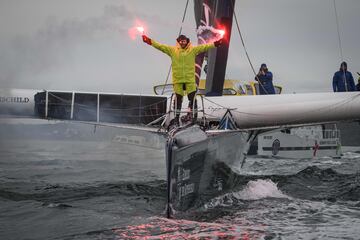 El francés Charles Caudrelier sostiene bengalas encendidas mientras navega hacia el puerto después de ganar la carrera de navegación en solitario alrededor del mundo del desafío Arkea Ultim a bordo de su multicasco Ultim Gitana-Edmond de Rothschild, en Brest (Francia). Orgullosa celebración de un campeón.