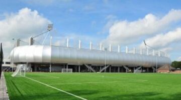 Stadion Heracles de Holanda, es un bello y pequeño estadio para 13.500 personas emplazado en Almelo.