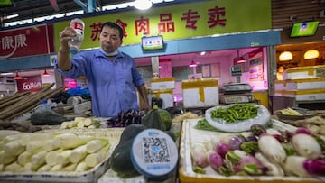 Hangzhou (China), 27/09/2020.- A man sells vegetables at a wet market, with a Alipay QR payment code displayed at his booth, close to the Ant Group headquarters in Hangzhou, China, 27 September 2020 (issued 28 September 2020). Ant Group is the parent company of China's largest mobile payments business Alipay and leading provider of financial services technology. The Alipay mobile application serves over 1 billion annual active users, according to the company. Ant Group was founded by billionaire Jack Ma, and has announced it will aim for a 30 billion US dollar initial public offering (IPO) latter this year. EFE/EPA/ALEX PLAVEVSKI ATTENTION: This Image is part of a PHOTO SET