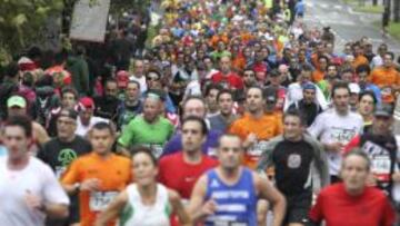 Un grupo de atletas populares a su paso por las calles del barrio de Gros de la capital donostiarra, competición en la que falleció una atleta.