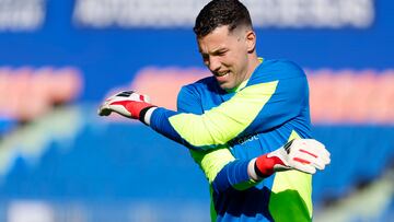 GETAFE (MADRID), 14/02/2026.- El portero del Getafe David Soria en el calentamiento previo al partido de LaLiga entre el Getafe y el Villarreal, este sábado en el Coliseo. EFE/ Mariscal