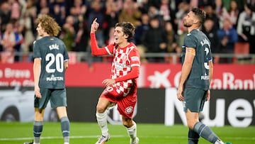 GIRONA, 23/11/2024.- El delantero del Girona, Bryan Gil, celebra el primer gol de su equipo durante el encuentro correspondiente a la jornada 14 de Laliga EA Sports que disputan hoy sábado Girona y Espanyol en el estadio de Montilivi, en Girona. EFE / David Borrat.
