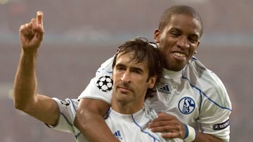 Ra&uacute;l celebra un gol junto a Farf&aacute;n.