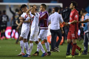 Players of Argentine team River Plate leave the field in dejection after losing 4-2 to Argentina's Lanus in their Copa Libertadores semifinal second leg football match, in Lanus, on the outskirts of Buenos Aires, on October 31, 2017. / AFP PHOTO / Eitan ABRAMOVICH