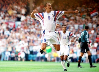 Djorkaeff marcó en dos Eurocopas consecutivas contra España: en 1996, su gol adelantó a Francia en un empate 1-1, y en 2000, anotó el segundo gol en la victoria 2-1 en cuartos de final.