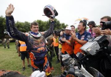 El piloto español Marc Coma del equipo Red Bull KTM Factory Rally celebra con su equipo la victoria en el Dakar 2015 al término de la última etapa de apenas 174 kilómetros entre Rosario y Buenos Aires. Coma (KTM) consiguió hoy su quinta corona del Dakar al finalizar primero en esta séptima edición sudamericana.