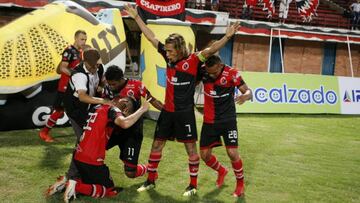 Cúcuta Deportivo celebra una anotación lograda en el último juego