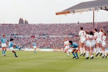 En 1989, el Nápoles se enfrentó al Stuttgart en la final de la Copa de la UEFA. Un título que entonces se disputaba a dos partidos. En la ida, el Nápoles ganó en casa (2-1) y en la vuelta se produjo un espectacular empate (3-3). Diego marcó en la ida de penalti.