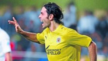 <b>OTRO GOL. </b>Robert Pires está tirando del carro amarillo y, tras el tanto que anotó en Puertollano, volvió a repetir ante el Tenerife.