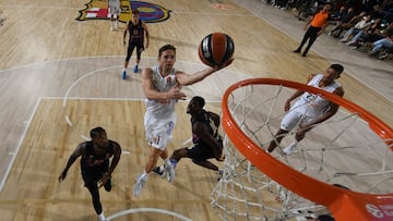 Causeur entra a canasta entre Higgins y Nnaji en el Clásico de la Euroliga que ganó el Barça por 75-73 el 13 de octubre.