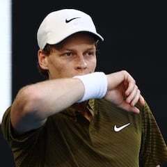 Sinner sale en defensa de las pulseras tras el episodio de Alcaraz