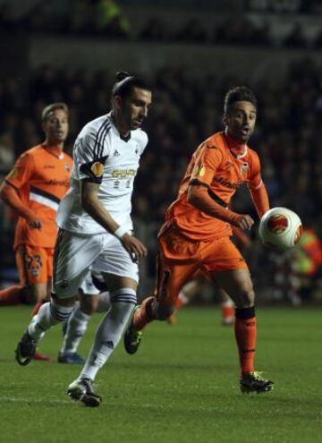 El jugador del Swansea Chico Flores (izda) pelea por el control del balón con el delantero brasileño del Valencia, Jonás, durante el partido del grupo A disputado en el estadio Liberty de Swansea, Reino Unido.