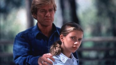 Solo un año después de Solo en casa 3, Scarlett Johansson estrenaba El hombre que susurraba a los caballos, en el que tenía un papel un poco más importante que en su anterior película, aunque seguía siendo una niña. En esta cinta interpretaba a la traumatizada Grace, que intentaba recuperar a su caballo tras un trágico accidente.