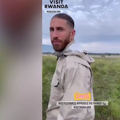 La escena de Ramos entre rinocerontes y fuera del coche en Ruanda