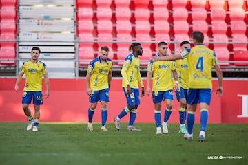 Los jugadores del Cádiz CF celebran el segundo gol de Javier Ontiveros frente al Mirandés. Foto: LaLiga.