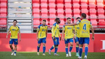 Los jugadores del Cádiz CF celebran el segundo gol de Javier Ontiveros frente al Mirandés. Foto: LaLiga.