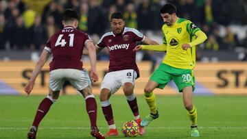 Soccer Football - Premier League - West Ham United v Norwich City - London Stadium, London, Britain - January 12, 2022  Norwich City&#039;s Pierre Lees-Melou in action with West Ham United&#039;s Pablo Fornals and Declan Rice Action Images via Reuters/Matthew Childs EDITORIAL USE ONLY. No use with unauthorized audio, video, data, fixture lists, club/league logos or &#039;live&#039; services. Online in-match use limited to 75 images, no video emulation. No use in betting, games or single club /league/player publications.  Please contact your account representative for further details.