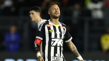 AMDEP6551. SAO PAULO (BRASIL), 28/05/2025.- Neymar de Santos reacciona este miércoles, en un partido amistoso de clubes entre Santos y RB Leipzig en el estadio Cicero de Souza Marques en Sao Paulo (Brasil). EFE/ Isaac Fontana