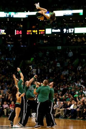 Una animadora 'celtic' vuela durante el espectáculo.