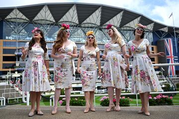 Día de estreno en el hipódromo de Ascot, ciudad al sur de Inglaterra, donde se celebra la tradicional y pintoresca carrera de caballos con la presencia de la familia real británica.