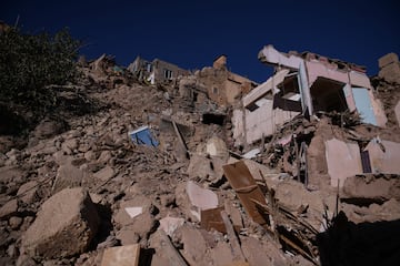 Una hombre observa los escombros de las casas provocados por el terremoto, a 10 de septiembre de 2023, en Moulay Brahim, provincia de Al Haouz (Marruecos).