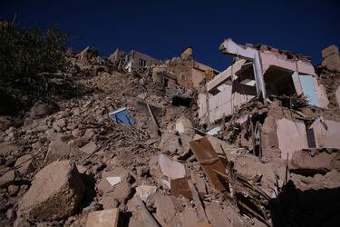 Una hombre observa los escombros de las casas provocados por el terremoto, a 10 de septiembre de 2023, en Moulay Brahim, provincia de Al Haouz (Marruecos).