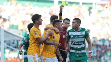 Eduardo Vargas recibiendo amarilla. 