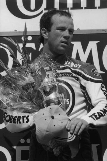 (10 de noviembre de 1959). Subcampeón de 500cc en 1980, 1981, 1984 y 1987, Mamola es uno de esos pilotos de la historia del motociclismo, como también puede ser el caso de Dani Pedrosa, que los aficionados a las dos ruedas siempre defienden que tenían pilotaje y talento suficiente para haber conseguido al menos un título en la clase reina, pero que sólo la mala suerte o las caídas les privaron de ello. Más allá de este apunte, de lo que sí puede presumir el de California es de ser el quinto piloto más joven en ganar una cita en la clase reina. Lo consiguió en el Gran Premio de Bélgica 1980 con 20 años y 239 días a lomos de una Suzuki, una montura que aquella temporada sólo la habilidad de Kenny Roberts pudo derrotar.