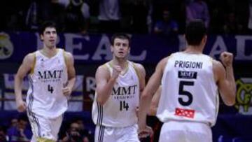 <b>AL RESCATE. </b>Tomic y Velickovic forman, junto a Llull, el trío de jóvenes en el cinco titular blanco.