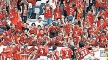 <b>FIESTA. </b>La grada murcianista estalló de júbilo cuando el colegiado señaló el final de un partido que situaba al Real Murcia en Primera.