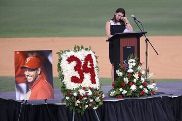 Brandy Halladay, viuda del ex jugador de la Major League Baseball Roy Halladay, dando un discurso en el homenaje póstumo a su marido fallecido en accidente de aviación el pasado 7 de noviembre 