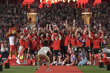 Jugadores y aficionados del Almerí­a celebran en el estadio de los Juegos Mediterráneos el ascenso a Primera División.