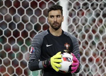 El guardameta portugués fue uno de los más destacados de su selección en la Euro de 2016. Sus paradas en la final llevaron el partido a la prórroga donde el cuadro luso se llevaría el trofeo continental.