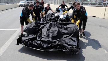 Formula One F1 - Azerbaijan Grand Prix - Baku City Circuit, Baku, Azerbaijan - April 26, 2019 The car of Williams' George Russell is recovered after stopping on track REUTERS/Anton Vaganov