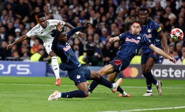 4-0. Centro de Luka Modric para la carrera de Vinicius al espacio, dribla a su marcador y con la derecha, saca un potente disparo al palo izquierdo de Janis Blaswich y anotar el cuarto.