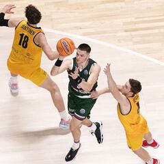 El Unicaja se da un respiro a costa del Oostende