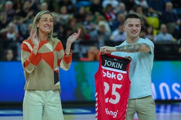La presidenta del Bilbao Basket, Isabel Iturbe y el campeón de España de boxeo de peso ligero Jokin García, en la previa del choque