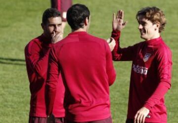 Griezmann, Godín y Koke durante el entrenamiento.